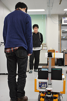 障害物を避けて走行