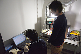 暗室で光量をチェック