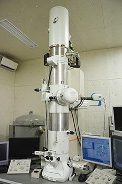 ミクロの世界を覗く大型顕微鏡