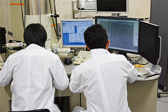 ミクロの世界を覗く大型顕微鏡